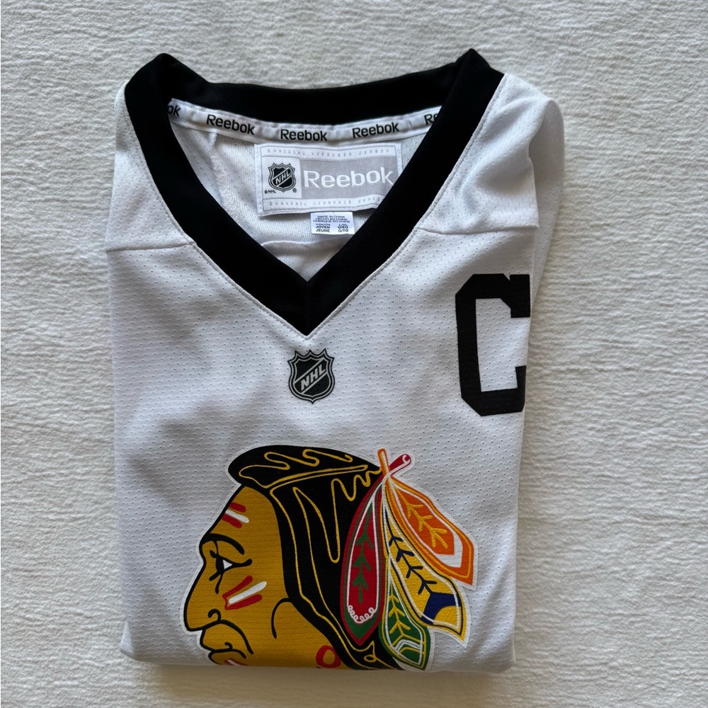 EUC Youth Reebok Chicago Blackhawks Toews Jersey L/XL